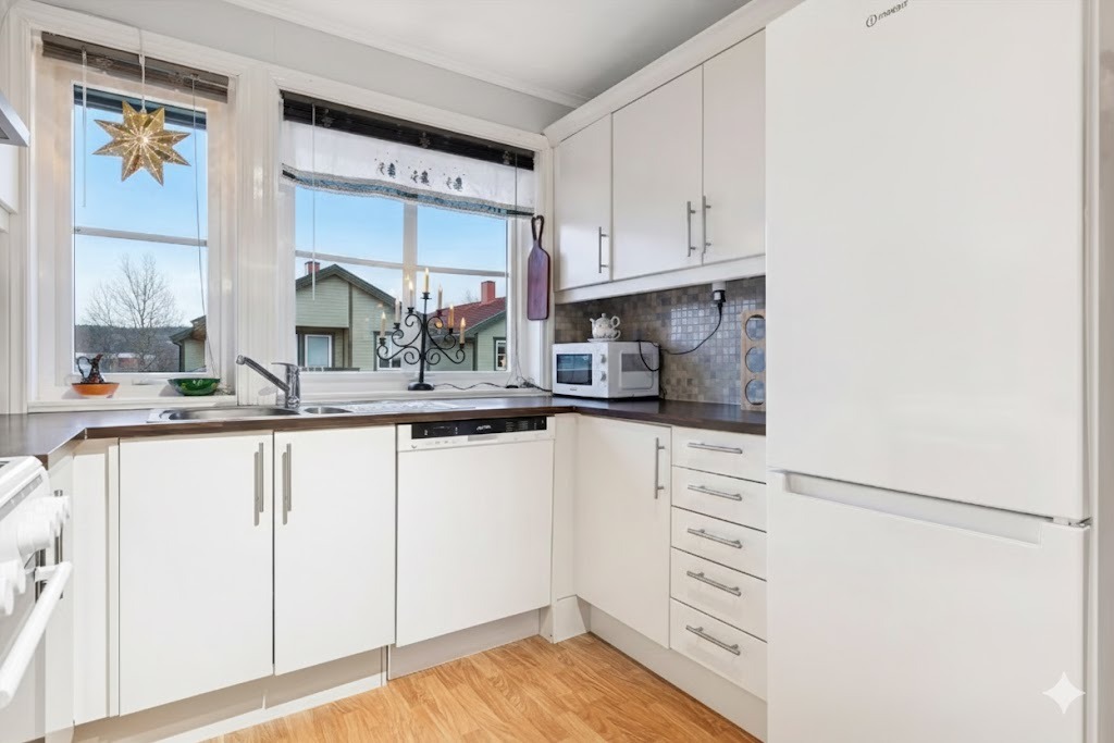 Leiligheten er umøblert. Kjøleskap medfølger ikke i leien. 